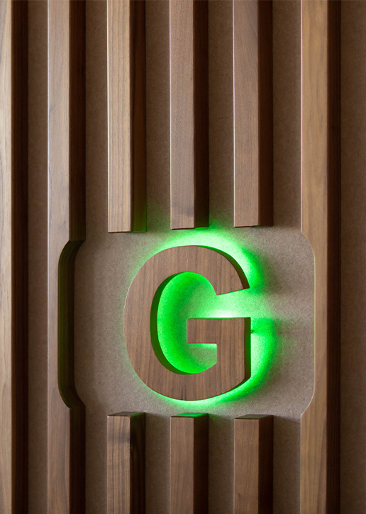 Wandpanele mit beleuchtetem Geneon-Logo